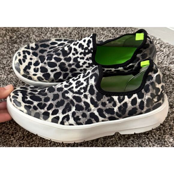 OOFOS oomg eezee cheetah slip on women's size 8 - Picture 1 of 7